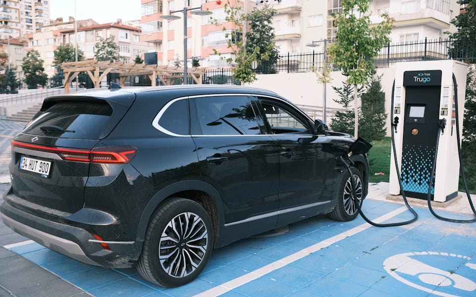 pexels-faruk-yildiz-1929755295-29078518 Borne de Recharge en Copropriété